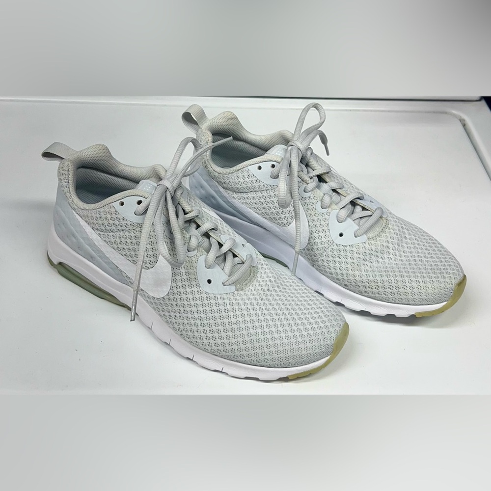 EUC NIKE AIR MAX MOTION LW Size 9 Charcoal